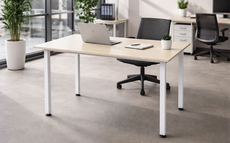 Bàn AT120SCS2 được setup cùng ghế xoay đơn giản 