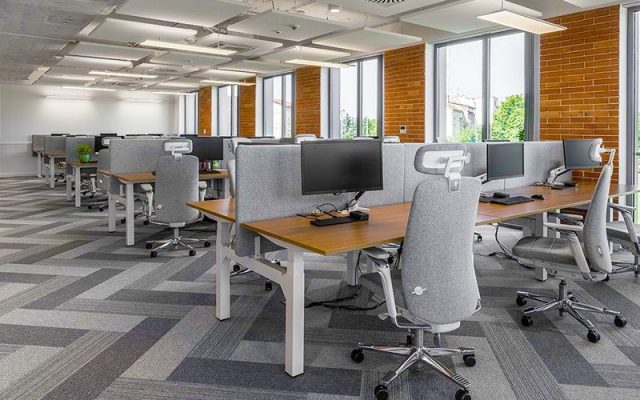 cách kết hợp cụm bàn với ghế công thái học để tối ưu làm việc