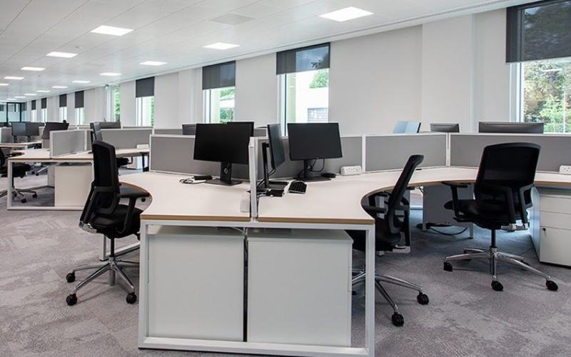 setup bàn cụm và ghế công thái học cho văn phòng lớn