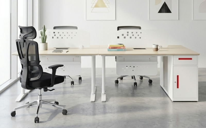 setup bàn cụm và ghế công thái học cho văn phòng nhỏ