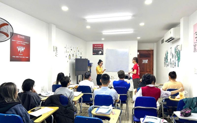 Lớp học đào tạo 15m2 sử dụng ghế liền bàn 